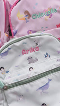 在图库查看器中加载和播放视频，Arctic Animals Mini Backpack
